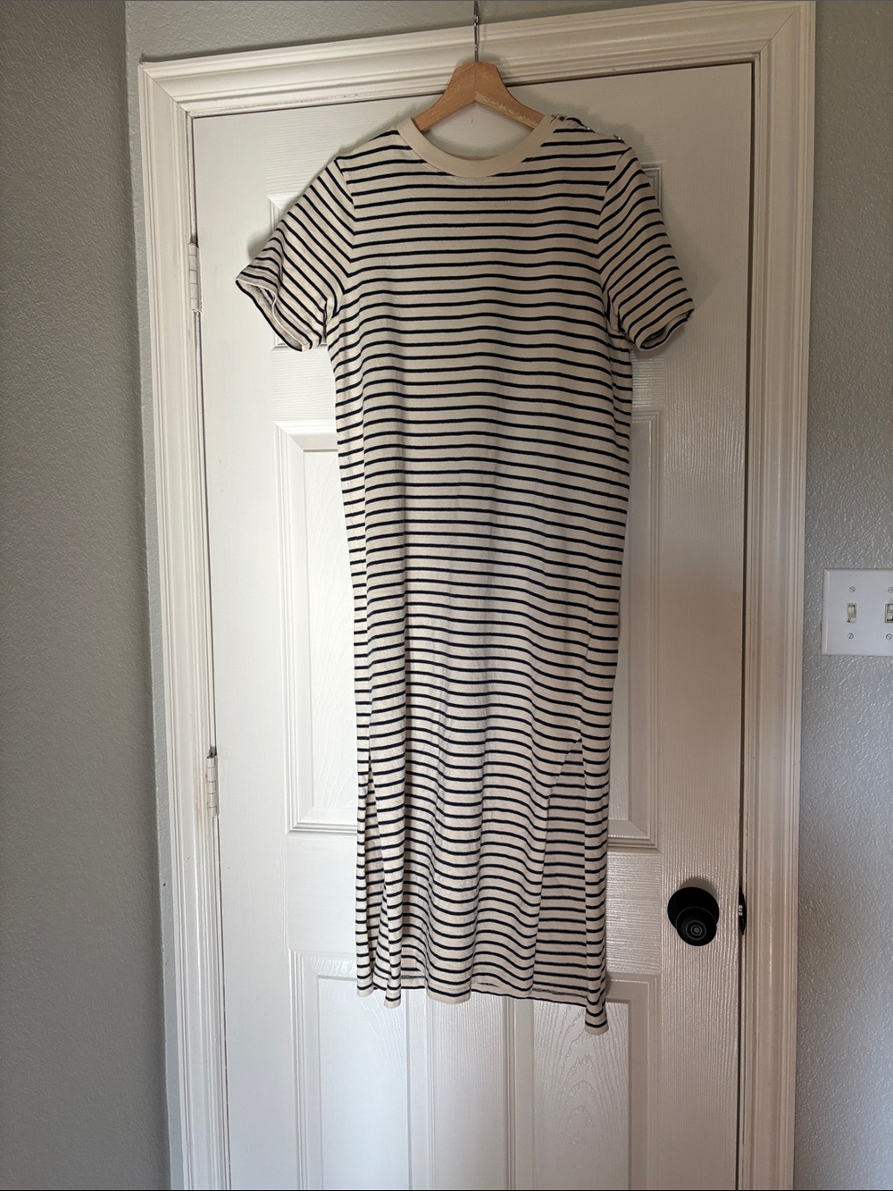 Striped Short-Sleeve midi Dress in Cream and Navy